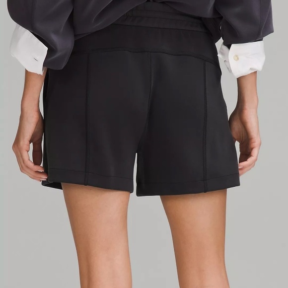 LIKE NEW Lululemon Softstreme High-Rise Short 4" in Black (Size 2) - Picture 2 of 9